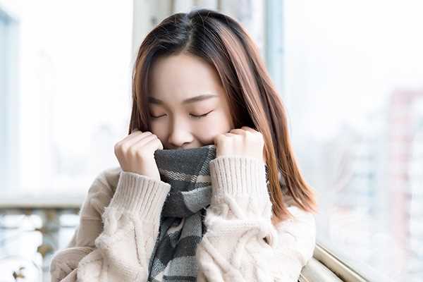羽绒服怎么搭围巾 羽绒服搭围巾怎么系
