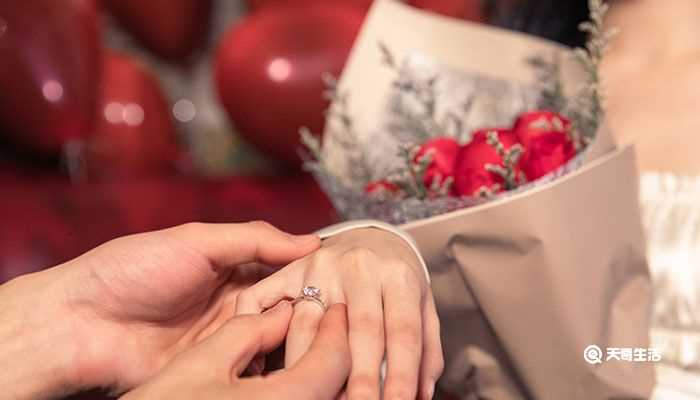 如何挑选结婚钻戒