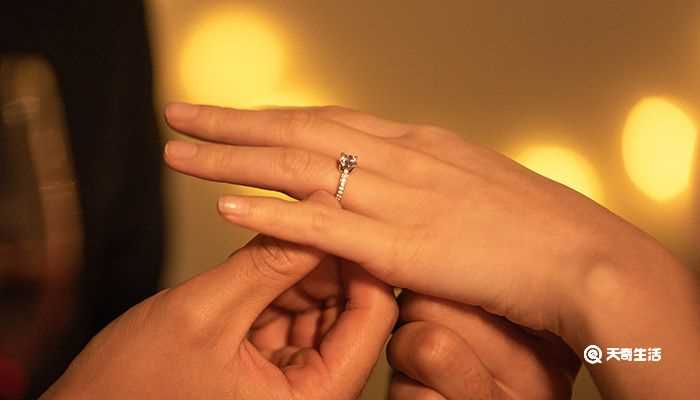 如何挑选结婚钻戒